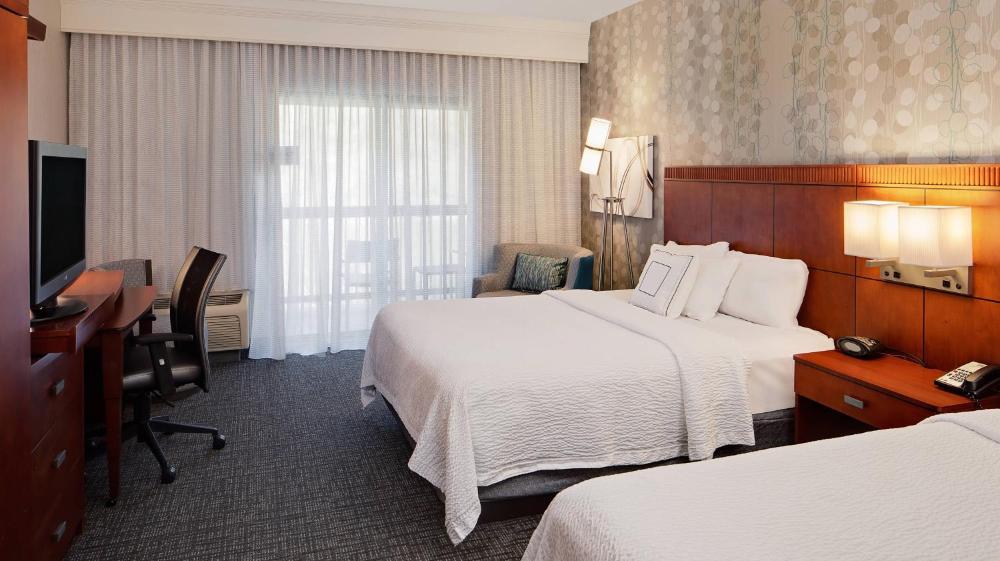 Deluxe Queen Room with Two Queen Beds interior